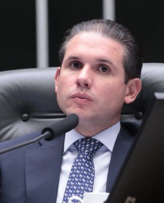 Hugo Motta na cadeira de presidente da Câmara