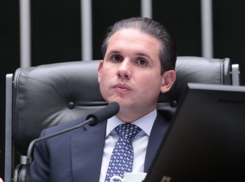 Hugo Motta na cadeira de presidente da Câmara