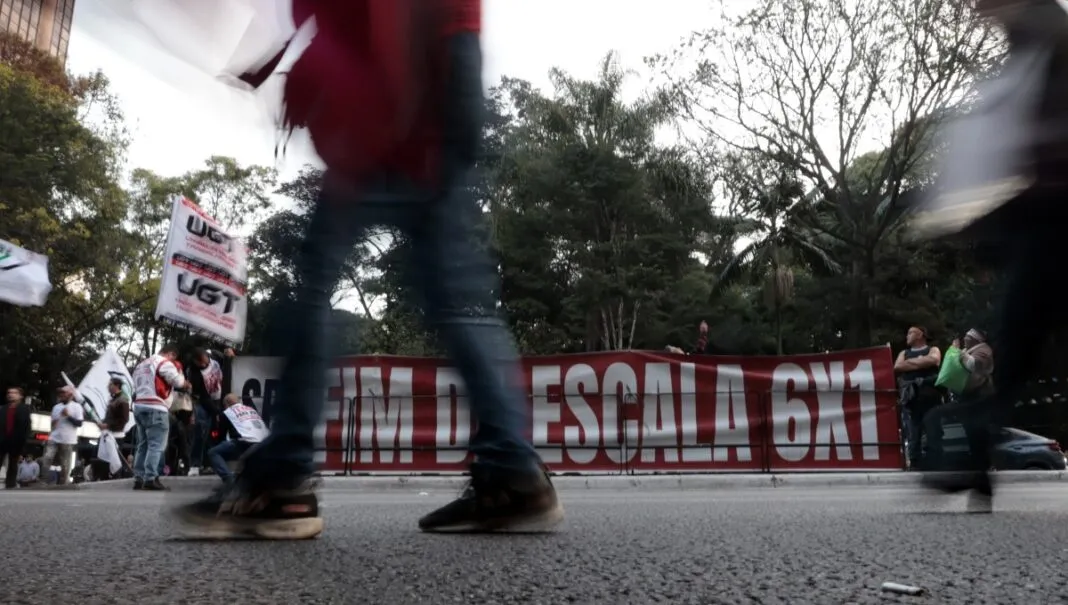 Protesto à atuação do Congresso Nacional na justiça tributária com a taxação dos super ricos, fim da escala 6×1 e a isenção de Imposto de Renda para quem ganha até R$ 5 mil, realizado em frente ao MASP.