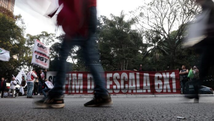 Protesto à atuação do Congresso Nacional na justiça tributária com a taxação dos super ricos, fim da escala 6×1 e a isenção de Imposto de Renda para quem ganha até R$ 5 mil, realizado em frente ao MASP.