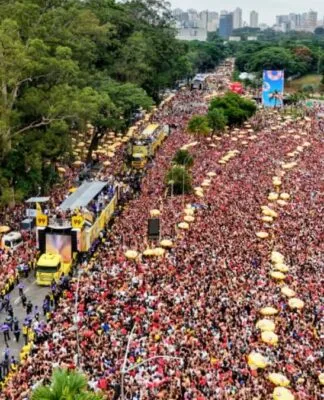 Ivete para trio, fica em silêncio e faz apelo ao público devido à superlotação em SP