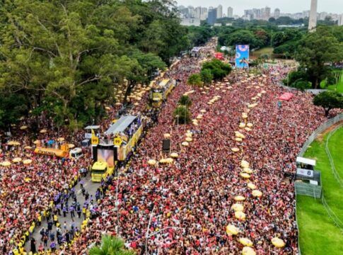 Ivete para trio, fica em silêncio e faz apelo ao público devido à superlotação em SP