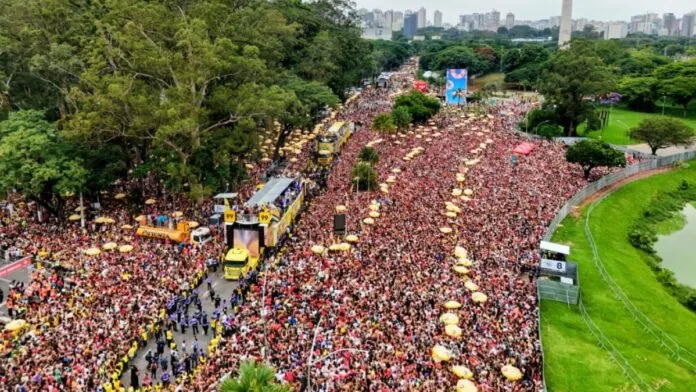Ivete para trio, fica em silêncio e faz apelo ao público devido à superlotação em SP