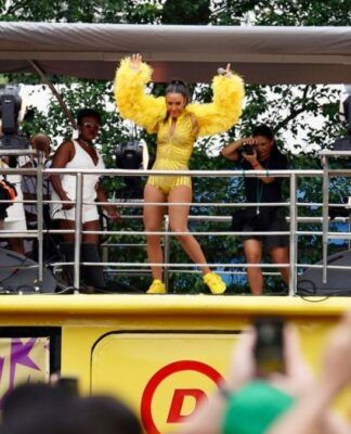 Ivete reúne 1,2 milhão de pessoas em show inédito no pré-carnaval de SP, diz PM