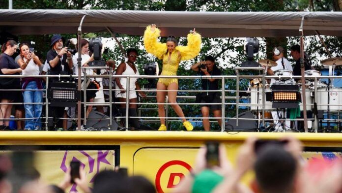 Ivete reúne 1,2 milhão de pessoas em show inédito no pré-carnaval de SP, diz PM