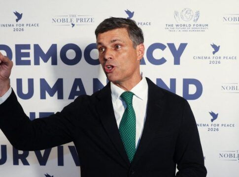 O político venezuelano Leopoldo Lopez acena em foto