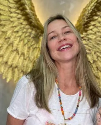 Luana Piovani sorri em foto na qual um efeito visual faz parecer que ela tem asas de anjo