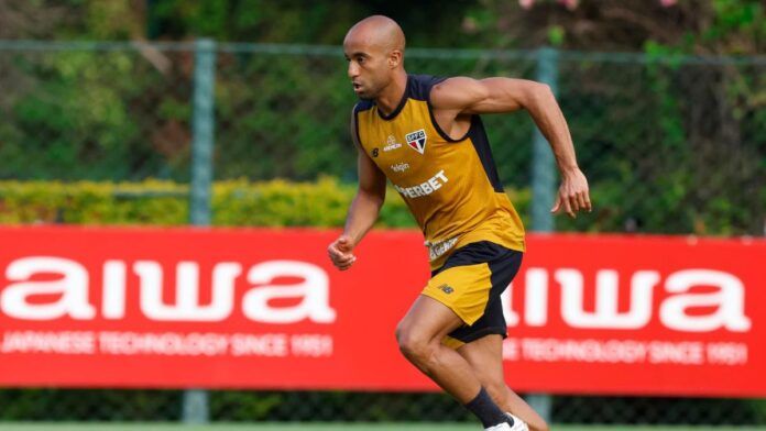 Lucas Moura geralmente é preservado em partidas com gramado sintético. Por ser um mata-mata, o atacante deve ir a campo