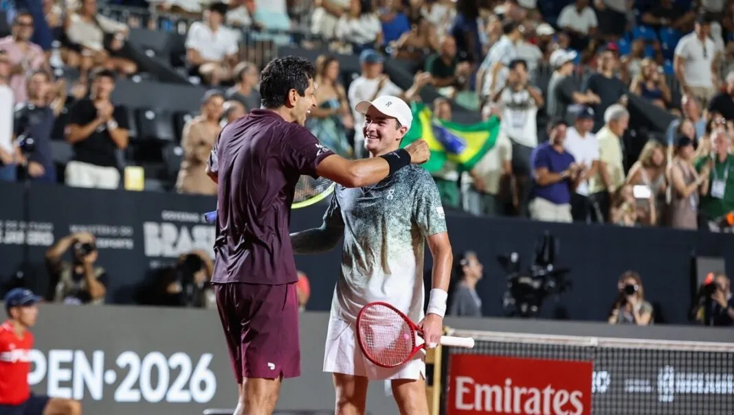 João Fonseca e Marcelo Melo comemoram vitória no Rio Open