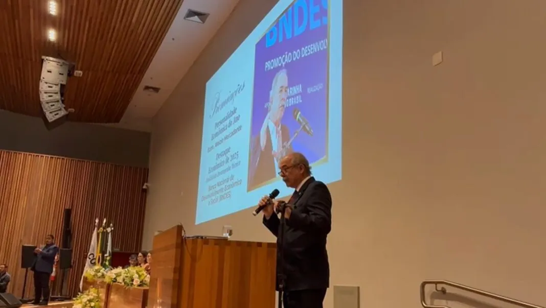 Aloizio Mercadante recebe prêmio