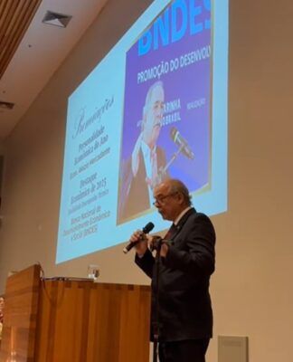 Aloizio Mercadante recebe prêmio