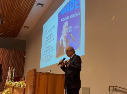 Aloizio Mercadante recebe prêmio