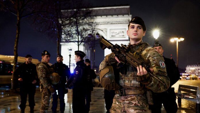Homem ataca guardas no Arco do Triunfo em Paris e é morto pela polícia