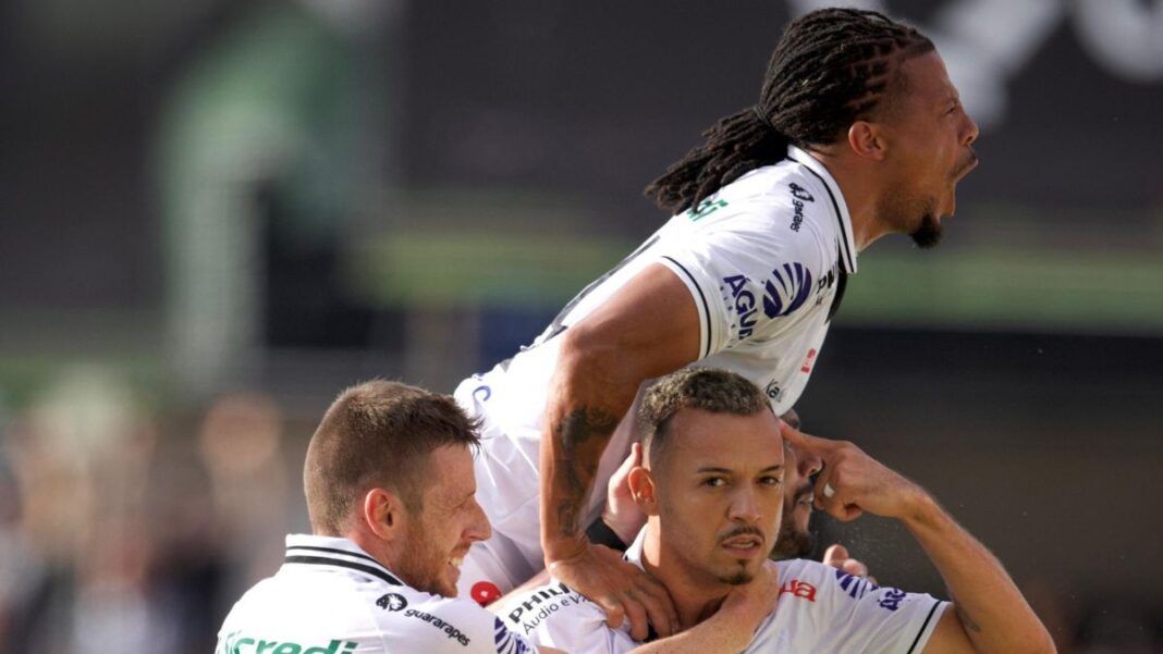 Jogadores do Operário celebram gol de empate