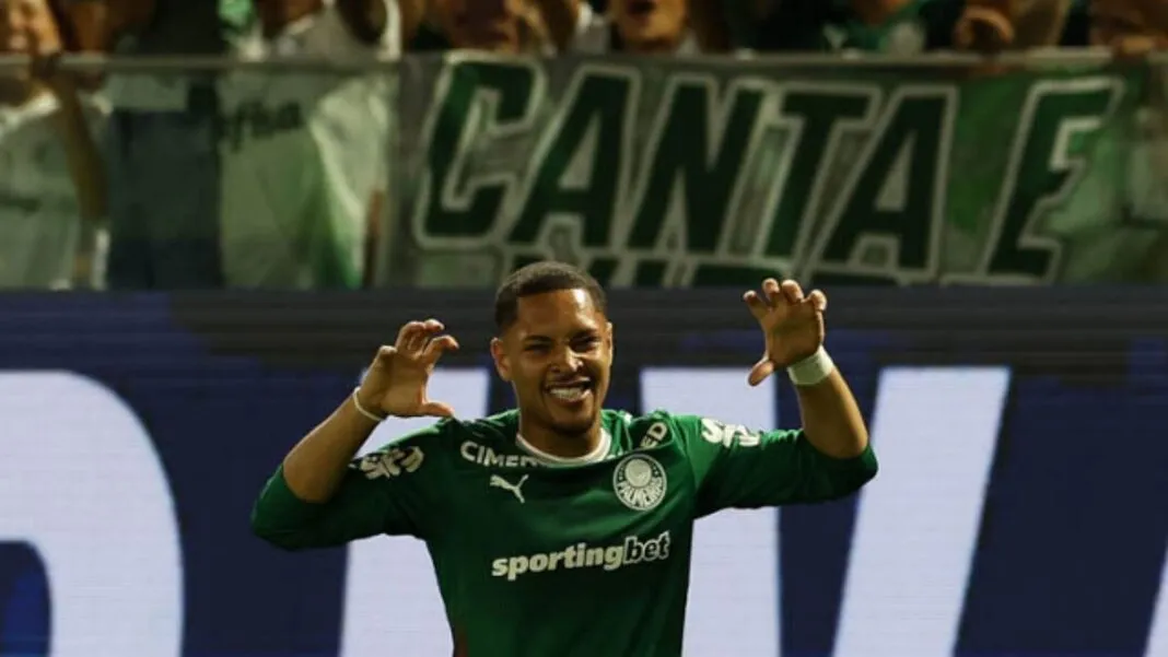 O jogador Vitor Roque, da SE Palmeiras, comemora seu gol contra a equipe do Capivariano FC, durante partida válida pela quarta de final, do Campeonato Paulista, Série A1, na Arena Barueri.