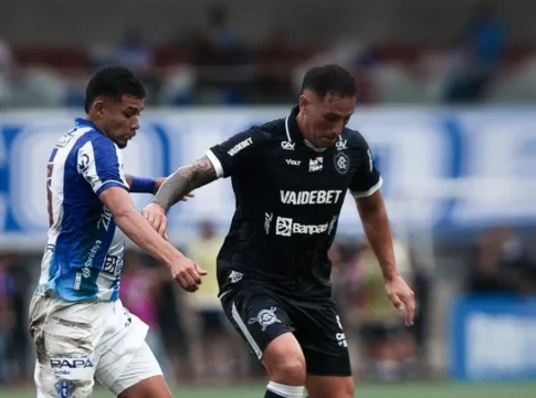 Jogadores de Remo e Paysandu em disputa durante o clássico pelo Campeonato Paraense 2026