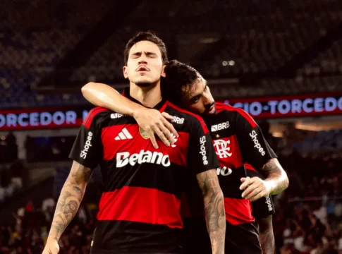 Pedro e Lucas Paquetá, do Flamengo, comemoram gol marcado contra o Sampaio Corrêa-RJ pelo Campeonato Carioca 2026
