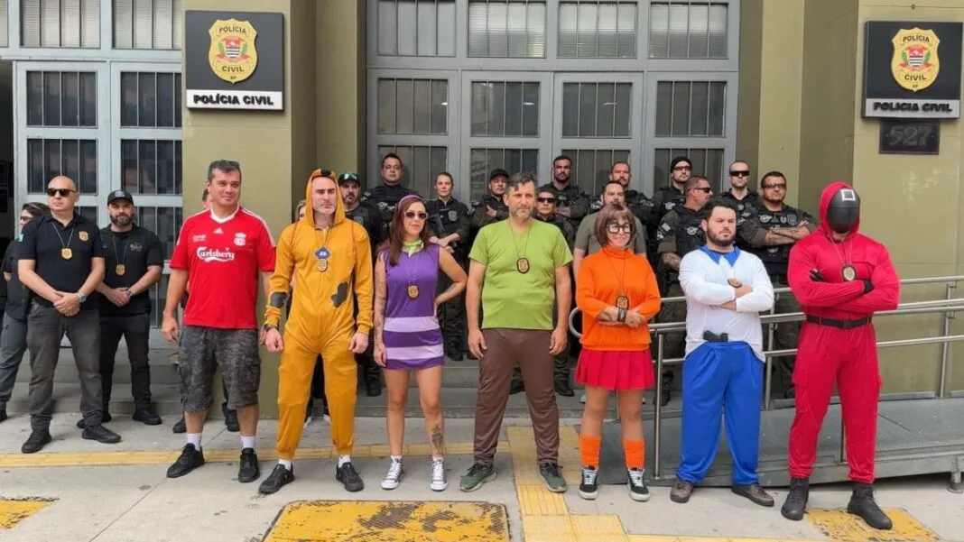 Policiais fantasiados de Scooby Doo posam para foto