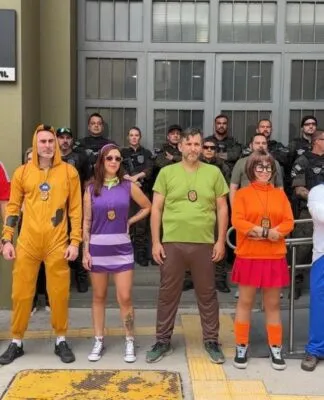 Policiais fantasiados de Scooby Doo posam para foto
