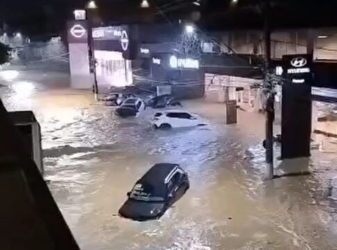 Carros foram levados pela força da água em Ubá, Minas Gerais