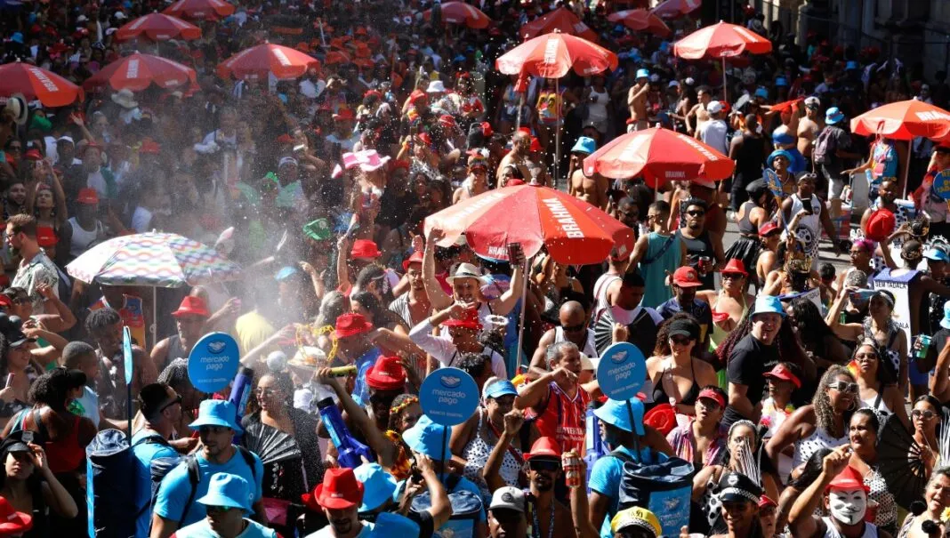 Foliões se divertem no Pacotão, tradicional bloco de carnaval com marchinhas que satirizam o cenário político nacional.