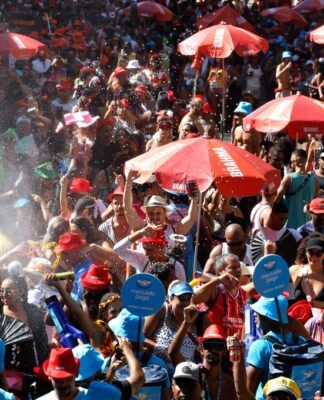 Foliões se divertem no Pacotão, tradicional bloco de carnaval com marchinhas que satirizam o cenário político nacional.