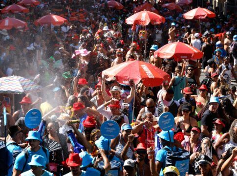 Foliões se divertem no Pacotão, tradicional bloco de carnaval com marchinhas que satirizam o cenário político nacional.