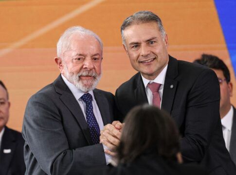MDB pode ajudar Lula a ocupar centro para “isolar bolsonarismo” nas eleições, diz Renan