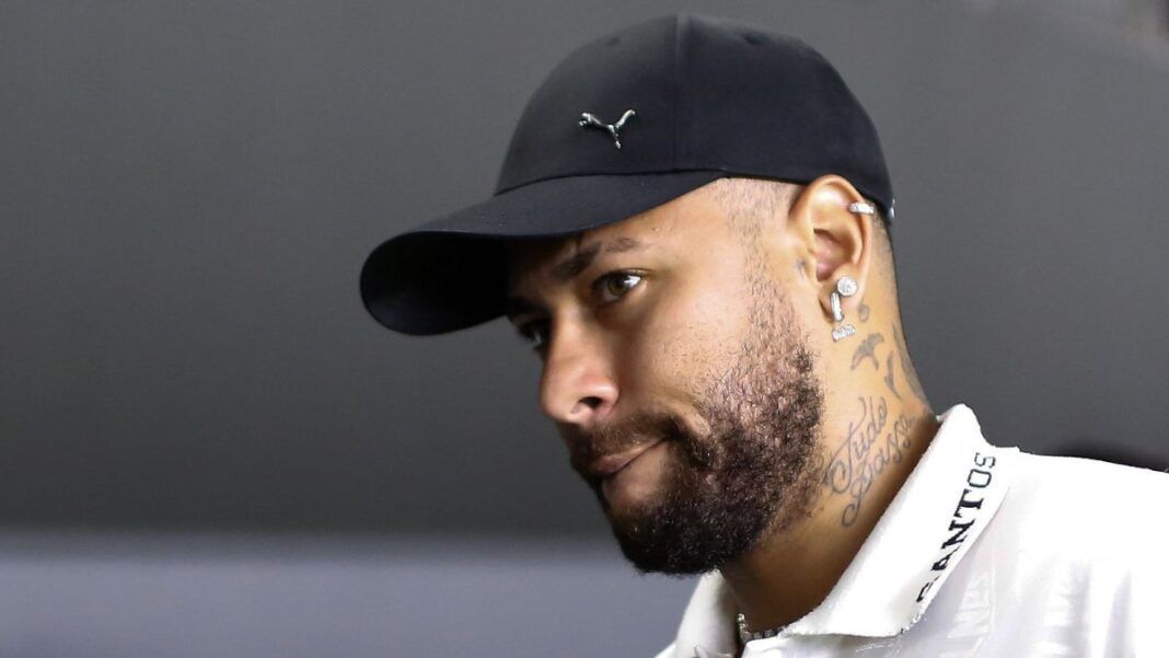 Em 2019, quando defendia o Paris Saint-Germain, Neymar agrediu um torcedor francês