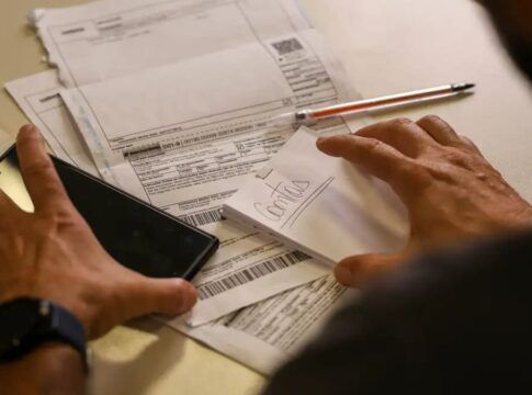 Salário mínimo de R$ 1.621 começa a ser pago nesta segunda