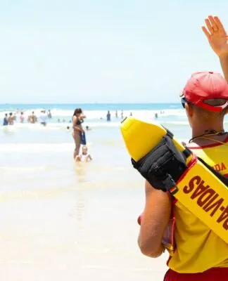 Bombeiros resgatam 348 pessoas de afogamento durante Carnaval no litoral de SP