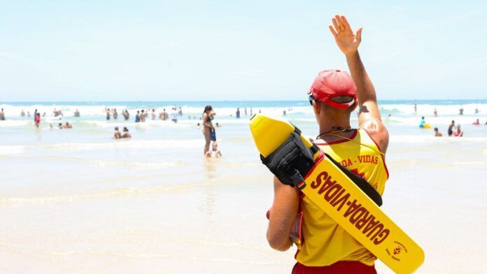 Bombeiros resgatam 348 pessoas de afogamento durante Carnaval no litoral de SP