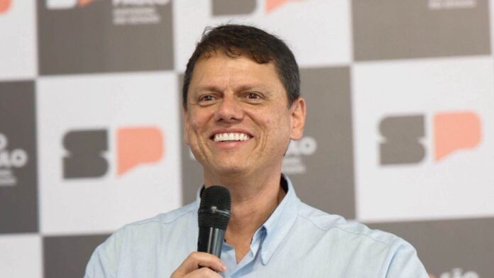 Tarcísio lidera pesquisa para governo de SP em todos os cenários, diz Paraná Pesquisas