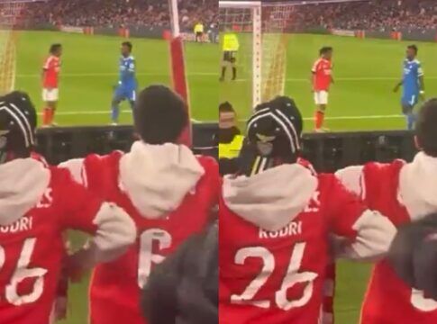 Montagem com duas imagens de baixa qualidade registradas da arquibancada de um estádio. Em primeiro plano, torcedores vestindo casacos vermelhos gesticulam em direção ao campo. No gramado, ao fundo, dois jogadores — um de uniforme vermelho e outro de azul — estão próximos.