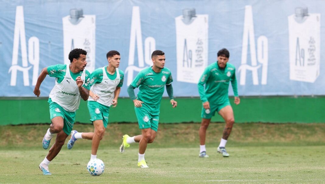 Jogadores do Palmeiras treinam na Academia de Futebol