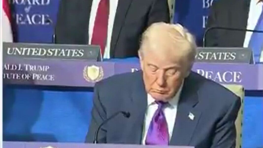 Trump é flagrado cochilando durante lançamento do Conselho da Paz