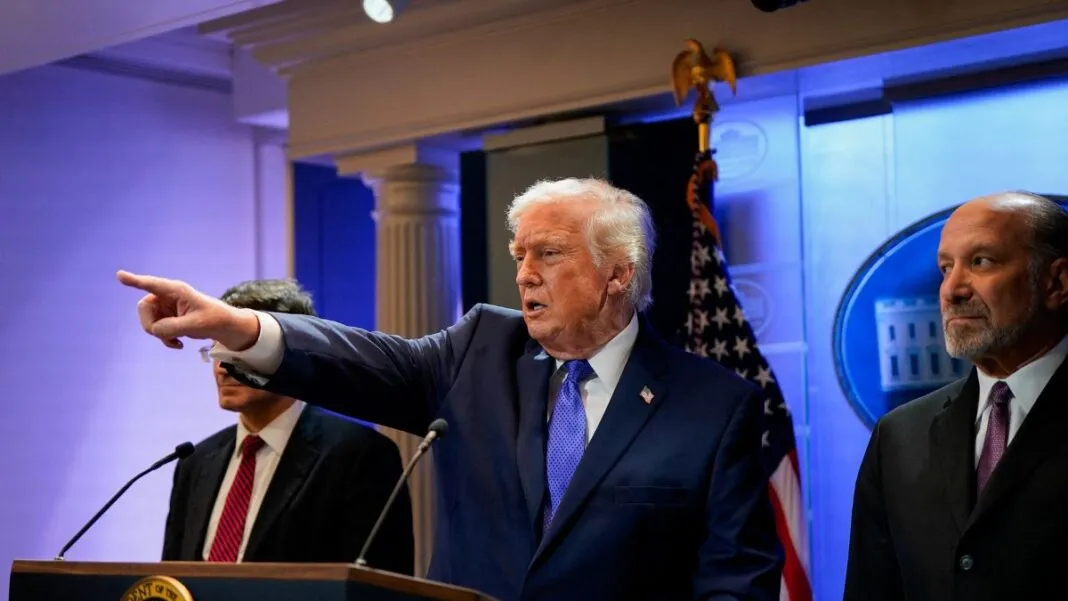 Donald Trump aponta o dedo para repórteres em coletiva de imprensa na Casa Branca