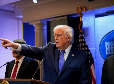 Donald Trump aponta o dedo para repórteres em coletiva de imprensa na Casa Branca