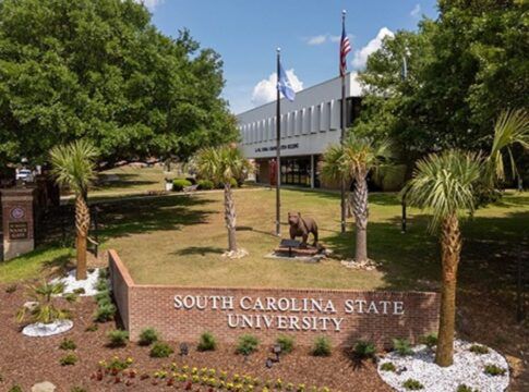 Tiroteio em universidade da Carolina do Sul deixa dois mortos e um ferido em complexo residencial