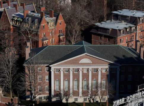 Trump pede US$1 bilhão à Universidade de Harvard, mas partes continuam longe de acordo