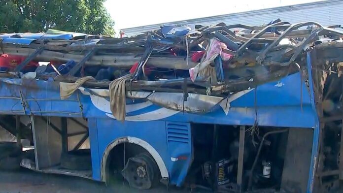 Ônibus com trabalhadores rurais tomba na BR-153 e deixa seis mortos