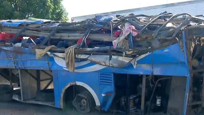 Ônibus com trabalhadores rurais tomba na BR-153 e deixa seis mortos