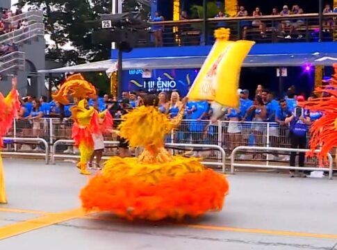 Primeira noite do Carnaval de SP é marcada por folia, arte, sustos e atrasos; veja como foi