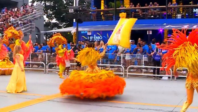 Primeira noite do Carnaval de SP é marcada por folia, arte, sustos e atrasos; veja como foi