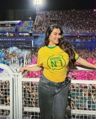 Lauren Jauregui aparece de surpresa na Sapucaí para curtir o Carnaval