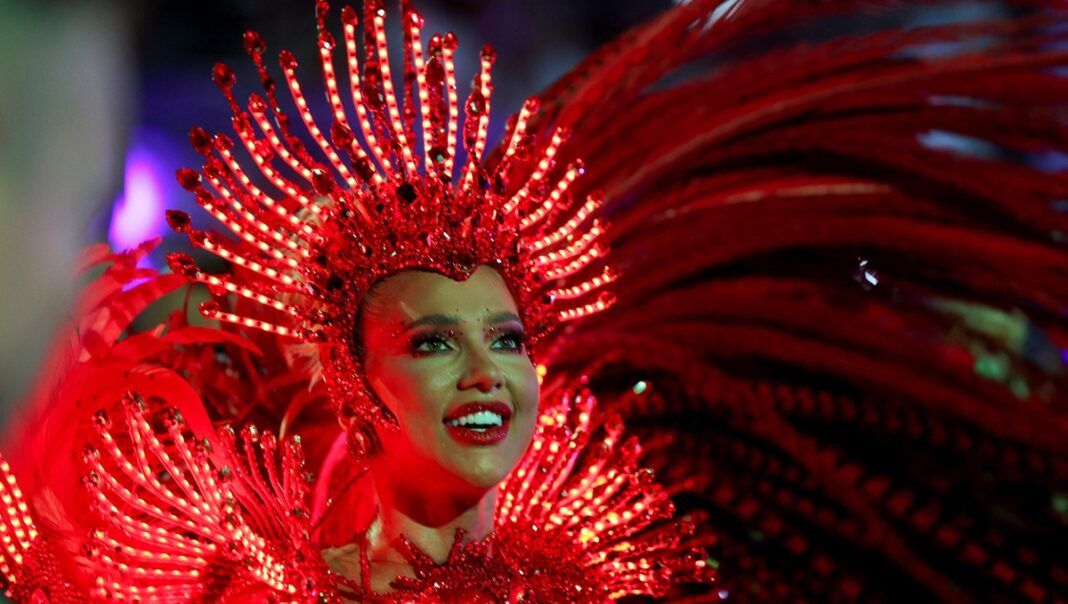 A Rainha de Bateria Virginia Fonseca, da escola de samba Grande Rio, se apresenta durante o Carnaval do Rio de Janeiro (Foto: Pilar Olivares/Reuters)