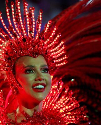 A Rainha de Bateria Virginia Fonseca, da escola de samba Grande Rio, se apresenta durante o Carnaval do Rio de Janeiro (Foto: Pilar Olivares/Reuters)