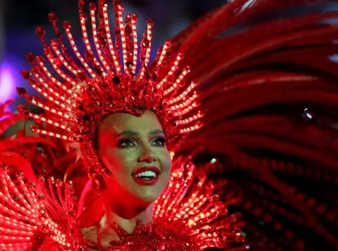 A Rainha de Bateria Virginia Fonseca, da escola de samba Grande Rio, se apresenta durante o Carnaval do Rio de Janeiro (Foto: Pilar Olivares/Reuters)