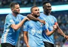 O meio-campista marroquino Zakaria Labyad (centro), novo reforço do Corinthians, em ação pelo Dalian Yingbo
