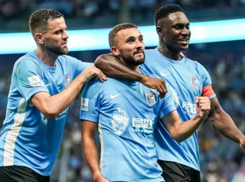 O meio-campista marroquino Zakaria Labyad (centro), novo reforço do Corinthians, em ação pelo Dalian Yingbo